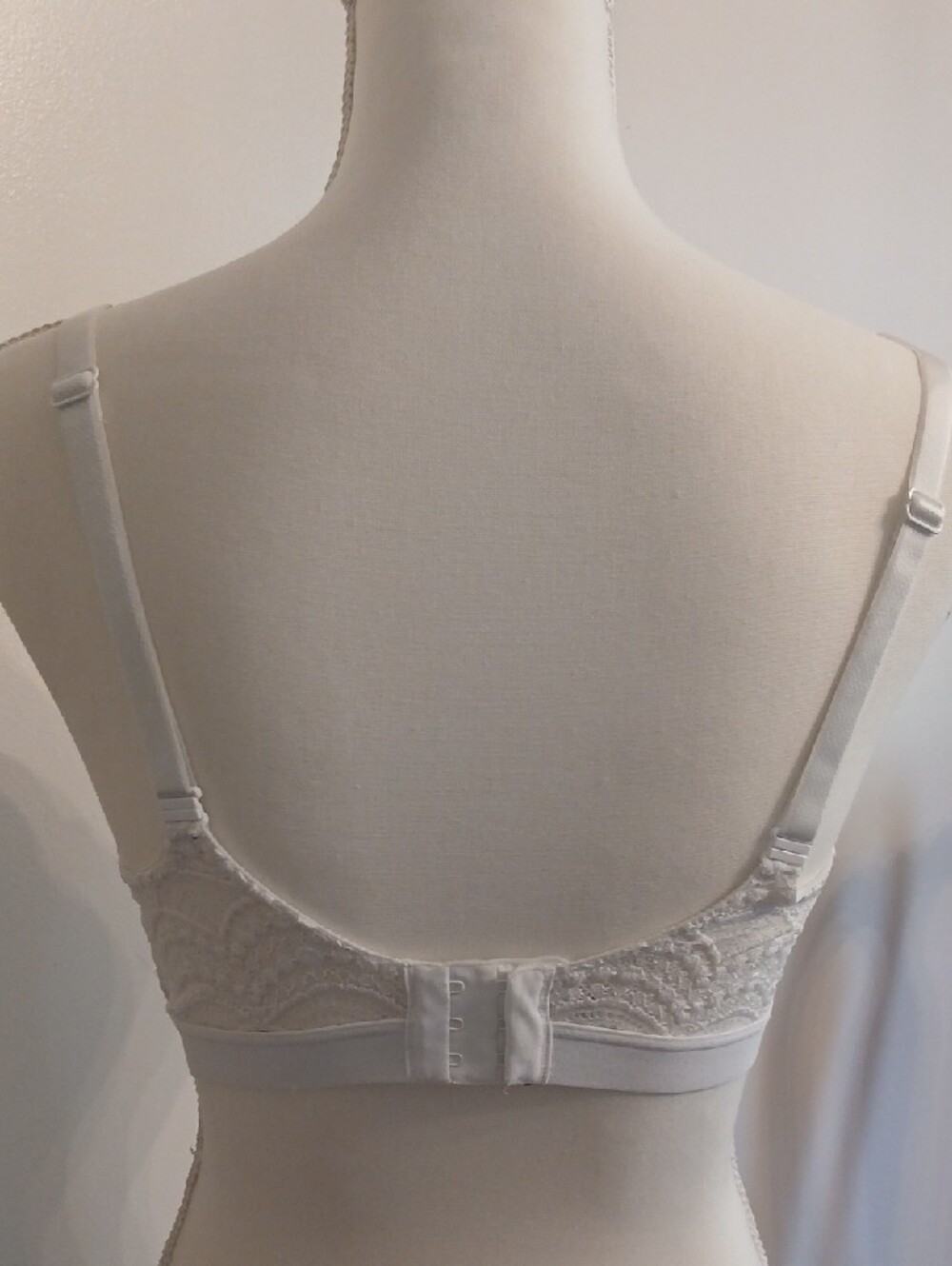 Victoria's Secret White Lace Plunge Bralette - Picture 2 of 9